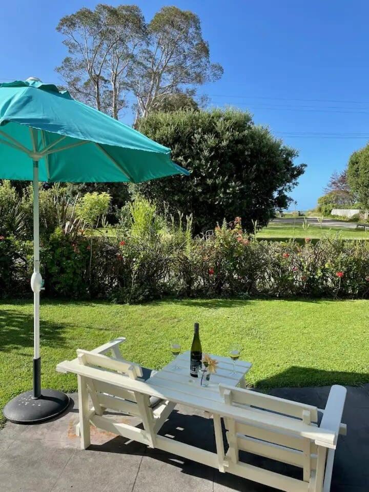 Villa Coastal Charm In Patons Rock Rangihaeata Esterno foto