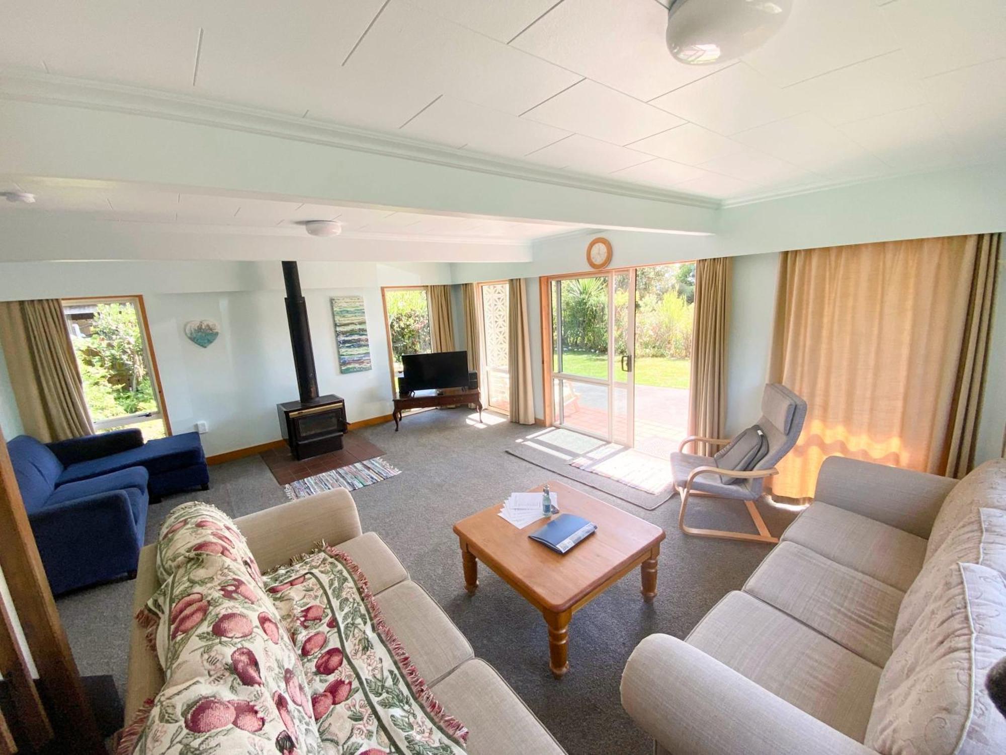 Villa Coastal Charm In Patons Rock Rangihaeata Esterno foto