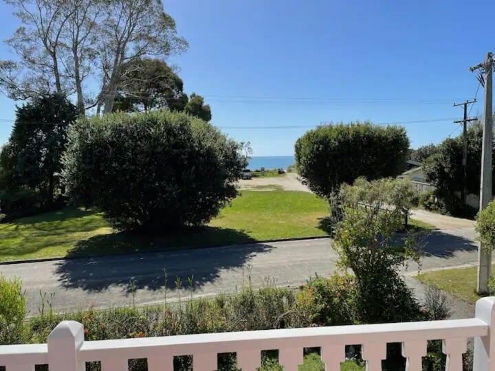 Villa Coastal Charm In Patons Rock Rangihaeata Esterno foto